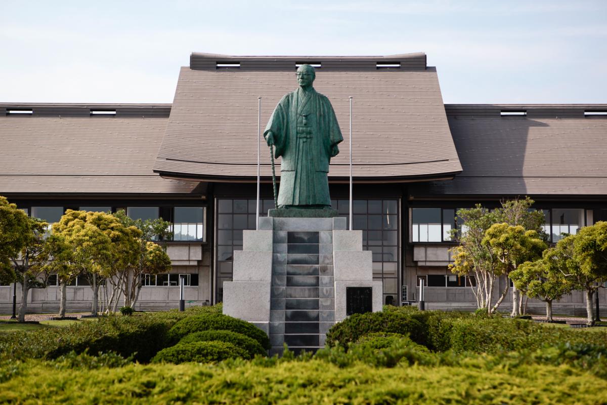 国際武道大学の松前重義先生像