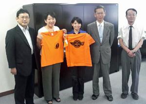 東海大学「望星丸」皆既日食観測プロジェクト参加者へTシャツ贈呈
