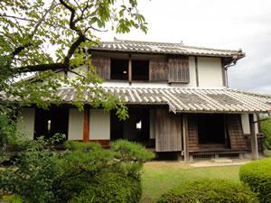 移転し復元された松前重義先生の生家。細川藩武家屋敷づくりの文化財的建物で、記念館の敷地に保存されてます。